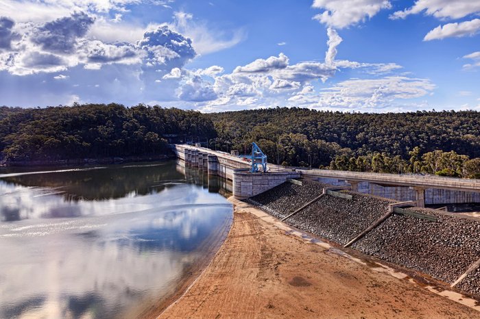 Represa australiana con el nivel de agua visiblemente bajo, orilla de arena expuesta