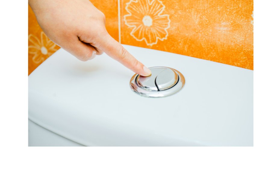 Dedo presionando el botón partido de descarga de un inodoro dual flush