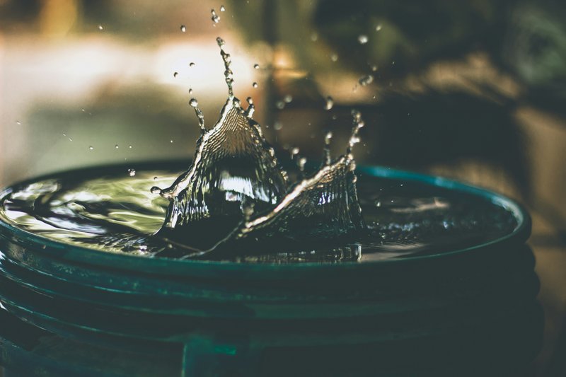 Agua cayendo y salpicando dentro de un tanque de almacenamiento